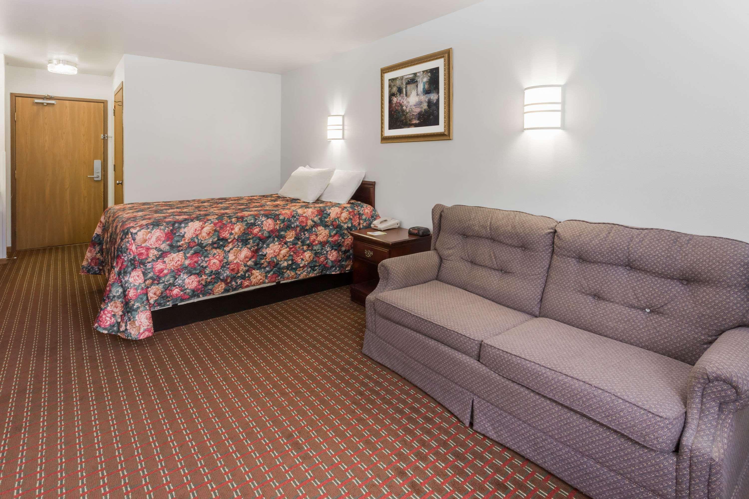 Days Inn By Wyndham Stoughton Wi. Exterior foto